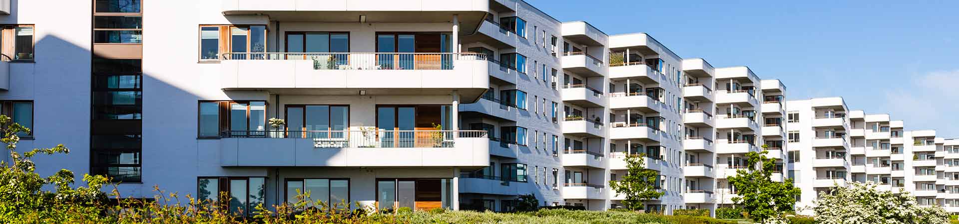 Centralised systems for air conditioning of apartment blocks