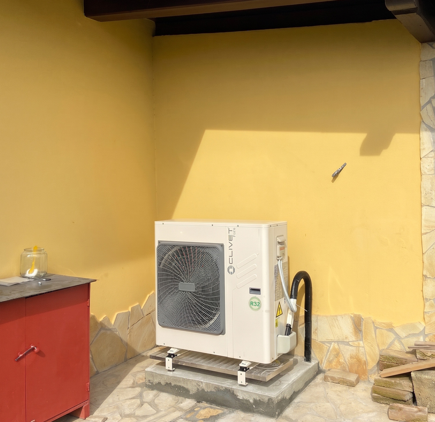 Unità esterna della pompa di calore Clivet Sphera-T comfort 5.1 installata all'esterno