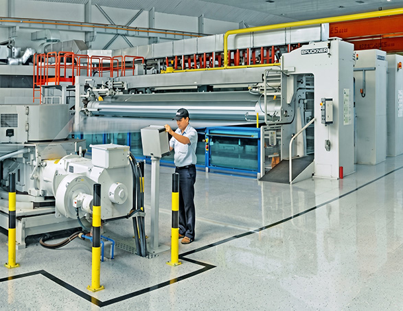 Impianto di produzione di film per imballaggi flessibili supportato dai chiller centrifughi Clivet.