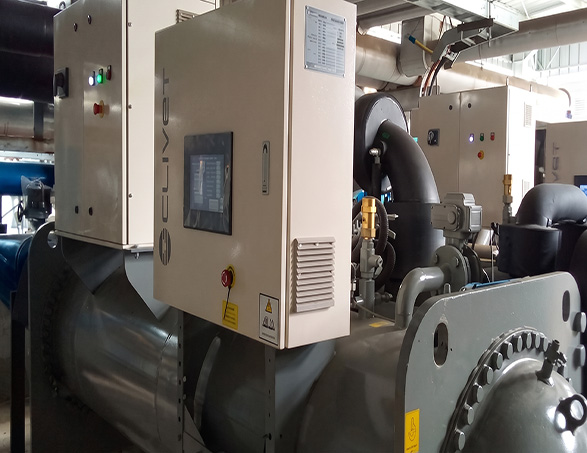 Chiller centrifugo ad acqua Clivet: installazione per un risparmio elettrico di quasi il 30%.