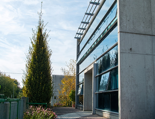 Esterno del capannone industriale dell'azienda De Agnoi, oggetto di retrofit per migliorare comfort e risparmio energetico.