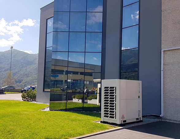 Esterno del ristorante aziendale Clivet Bistrò con unità pompa di calore ELFOEnergy Storm.